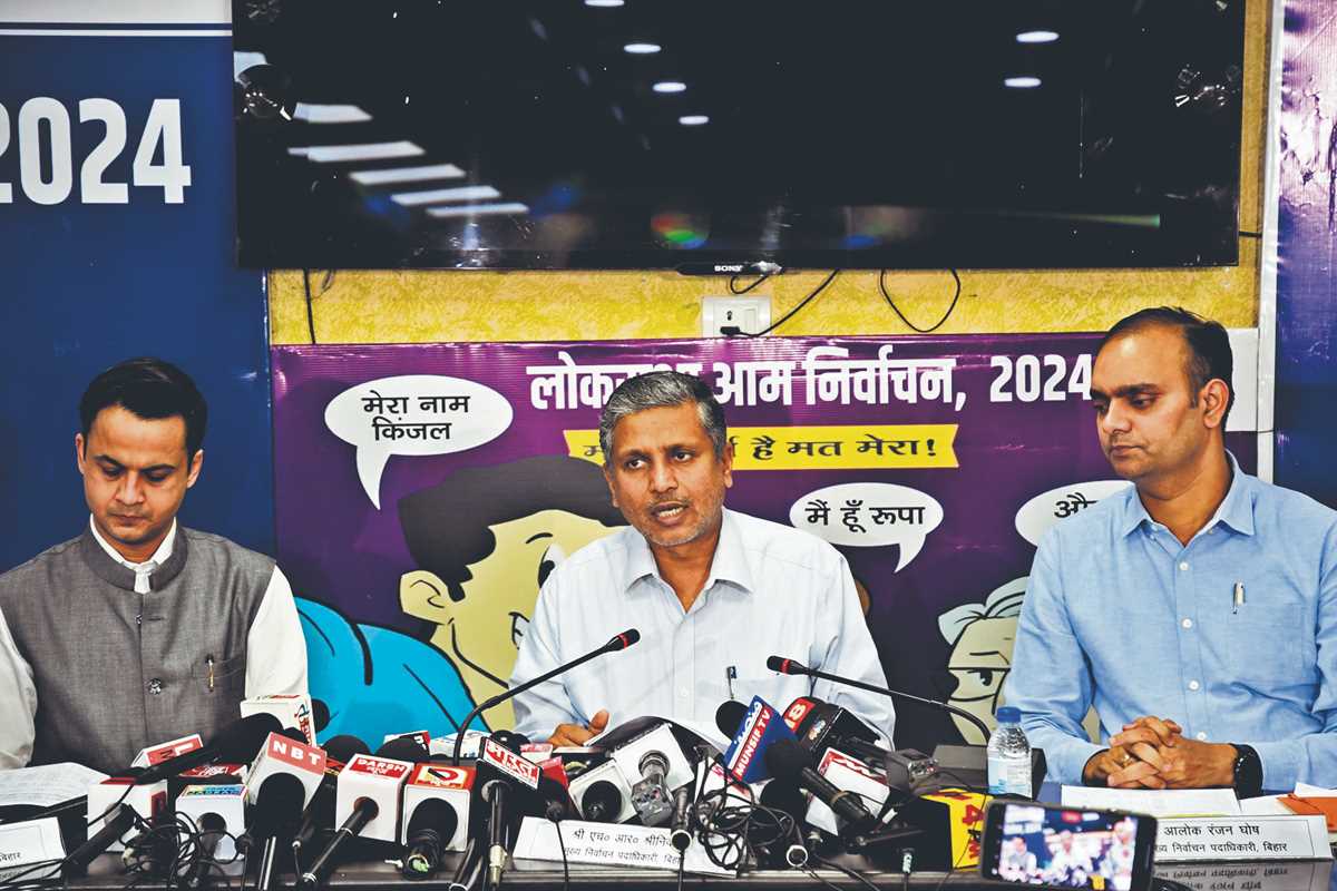 बिहार में निर्वाचन आयोग ने सरकारी भवनों से पार्टियों के बैनर-पोस्टर हटाने का दिया निर्देश